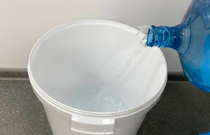 Заливаем воду в бродильный бак